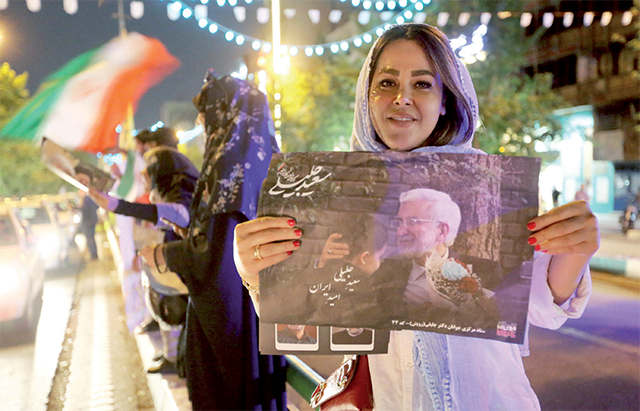 A supporter of Iranian presidential candidate and ultraconservative former nuclear negotiator Saeed Jalili hold his portrait during a rally in front of Tehran University in the capital on Wednesday, ahead of the upcoming Iranian presidential election (AFP photo)