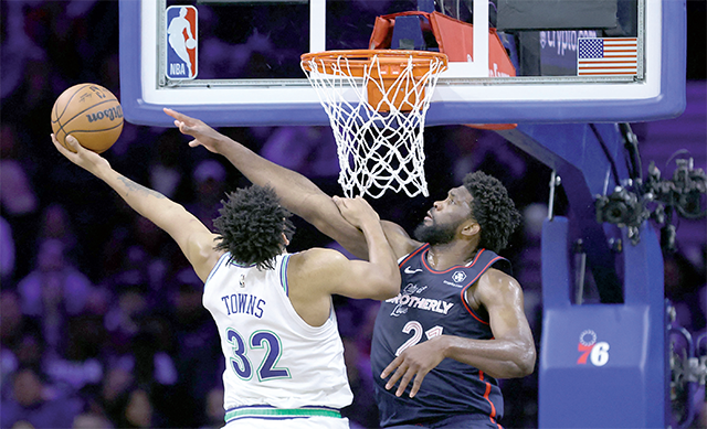 Joel Embiid #21 of the Philadelphia 76ers guards as Karl-Anthony Towns #32 of the Minnesota Timberwolves shoots a lay up during the second quarter at the Wells Fargo Center on Thursday in Philadelphia, Pennsylvania (AFP photo)