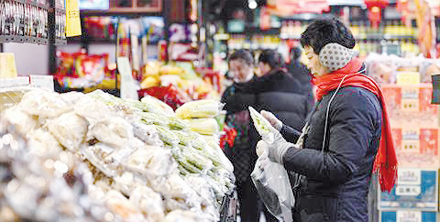 Customers shop for vegetables and fruit at a supermarket in Fuyang, in eastern China's Anhui province on Thursday. - China Out (AFP photo)