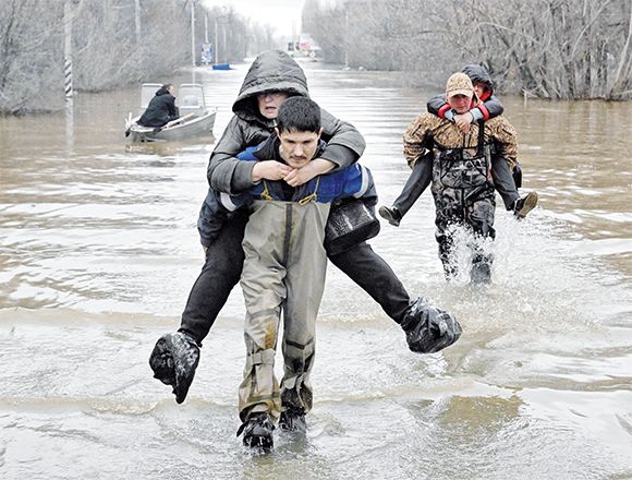 A photo taken on Monday shows rescuers evacuating residents from the flooded part of the city of Orsk, Russia’s Orenburg region, southeast of the southern tip of the Ural Mountains (AFP photo)