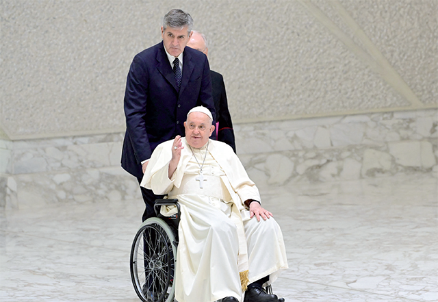 Pope Francis greets the crowd as he arrives for an audience to Members of the committee and the foundation World Youth Day Lisbon 2023 on Thursday at Paul-VI hall in The Vatican (AFP photo)