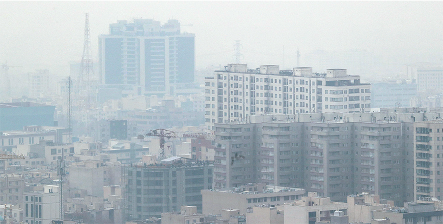 Smog covers Tehran on Wednesday amid severe air pollution. Schoolchildren and some government employees in Tehran have been ordered to stay at home this week due to severe air pollution in the Iranian capital, a recurring phenomenon in autumn and winter (AFP photo)