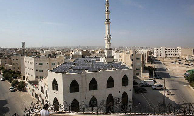 This photo shows a mosque in southern Amman, equipped with 140 solar panels on September 6, 2018 (AFP file photo)