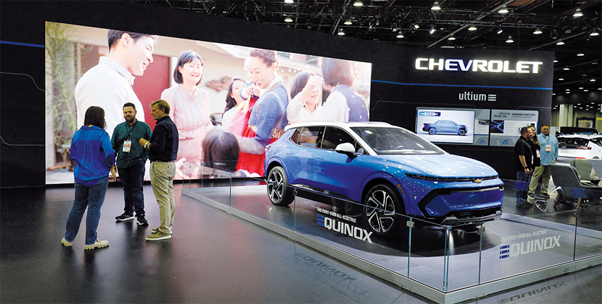 People stand around an all-electric Chevrolet Equinox at the Chevy exhibit before the start of the 2022 North American International Auto Show September 13, 2022 in Detroit, Michigan (AFP photo)
