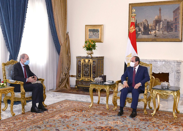 Deputy Prime Minister and Minister of Foreign Affairs and Expatriates Ayman Safadi meets with Egyptian President Abdel Fattah El Sisi in Cairo on Tuesday (Petra photo)