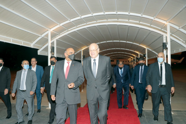 Lebanese Prime Minister Najib Mikati receives Prime Minister Bisher Al Khasawneh upon his arrival in Lebanon on Wednesday (Petra photo)