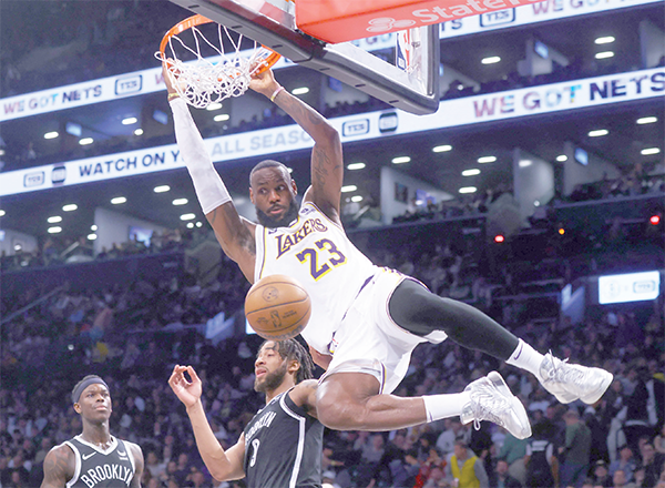 LeBron James #23 of the Los Angeles Lakers dunks the ball against the Brooklyn Nets at Barclays Centre on Sunday in New York City (AFP photo)