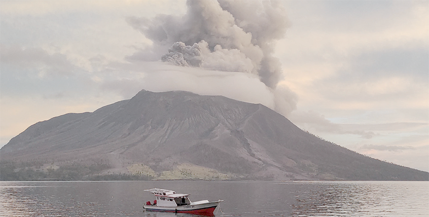 Mount Ruang volcano erupts in Sitaro, North Sulawesi, on Friday (AFP photo)