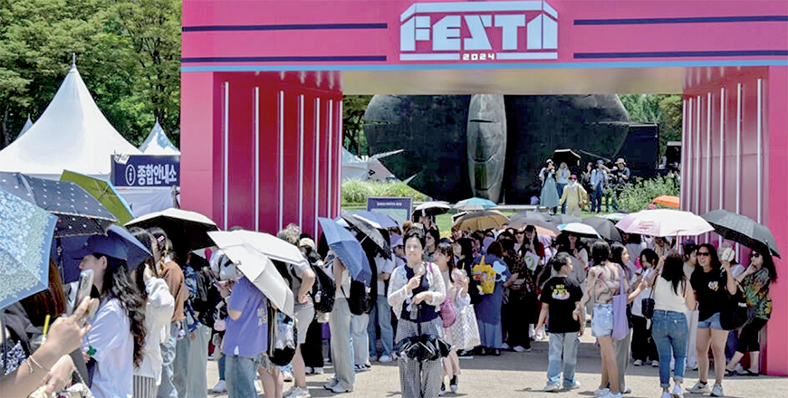 BTS fans lined up from as early as 7:00 am to join the band’s annual FEST (AFP photo)