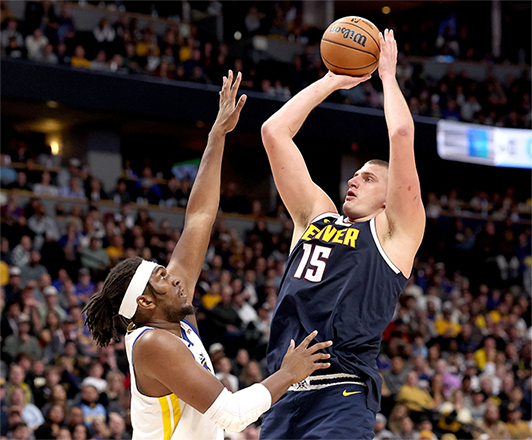 Nikola Jokic #15 of the Denver Nuggets puts up a shot against Kevin Looney #5 of the Golden State Warriors in the fourth quarter at Ball Arena on Thursday in Denver, Colorado (AFP photo)