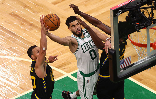 Jayson Tatum of the Boston Celtics drives to the basket against the Golden State Warriors during Game Three of the 2022 NBA Finals in Boston, Massachusetts, on Wednesday (AFP photo)