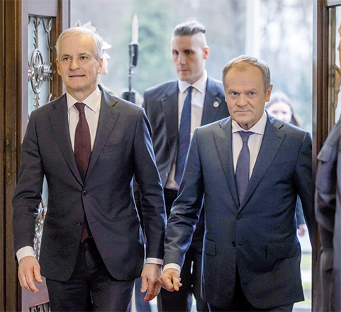Polish Prime Minister Donald Tusk (second right) and Prime Minister of Norway Jonas Gahr Store (left) arrive for a meeting in Warsaw, Poland, on Wednesday (AFP photo)