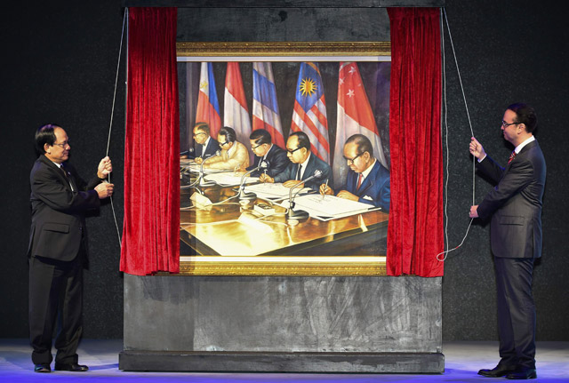 Philippines' Foreign Secretary Alan Peter Cayetano (right) and ASEAN Secretary General Le Luong Minh unveil a painting of the founding fathers of the Association of Southeast Asian Nations (ASEAN) during the opening ceremony of the 50th ASEAN Regional Forum meeting in Manila on Saturday (AFP photo)