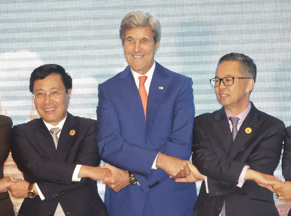 From left: Vietnam Foreign Minister Pham Binh Minh, US Secretary of State John Kerry and an unidentified delegate from Malaysia pose for a group photo as they shake hands for a group photo during the Association of Southeast Asian Nations-US Southeast Asia's main grouping (AP photo)