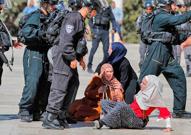 Israeli forces scuffle with Palestinians at Al Aqsa Mosque compound in the occupied Old City of Jerusalem on Sunday, as confrontations broke out during the overlapping Jewish and Muslim holidays of Eid Al Adha and Tisha B'av inside the historical compound (AFP photo)