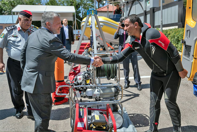 His Majesty King Abdullah checks equipment and machinery used for relief and rescue during a visit to the CDD on Monday (Photo courtesy of Royal Court)