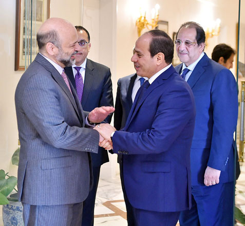 Prime Minister Omar Razzaz meets with Egyptian President Abdel Fattah El Sisi in Cairo on Wednesday (Petra photo)