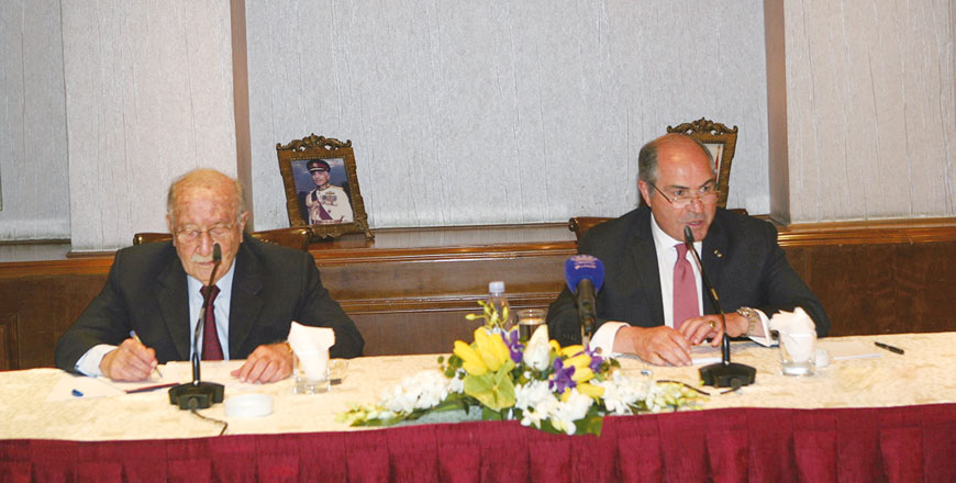 Prime Minister Hani Mulki delivers a lecture at the King Hussein Club in Amman on Sunday (Petra photo)