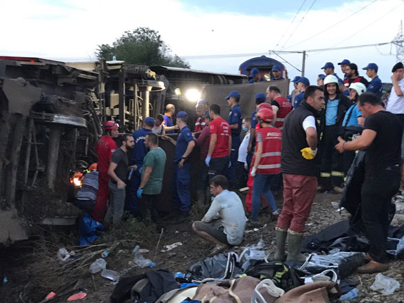 AKUT Search and Rescue Association members and security forces work at the scene after several bogies of a passenger train derailed at the Sarilar village of Tekirdag’s Corlu district yesterday. The train was travelling from Uzunkopru, Edirne province to Istanbul  (Anadolu Agency photo)