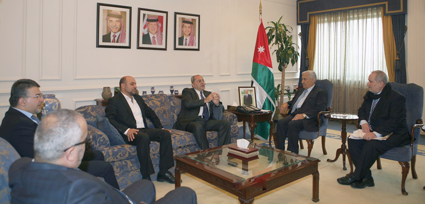 Prime Minister Abdullah Ensour meets with Knesset member Ahmad Tibi on Thursday (Petra photo)