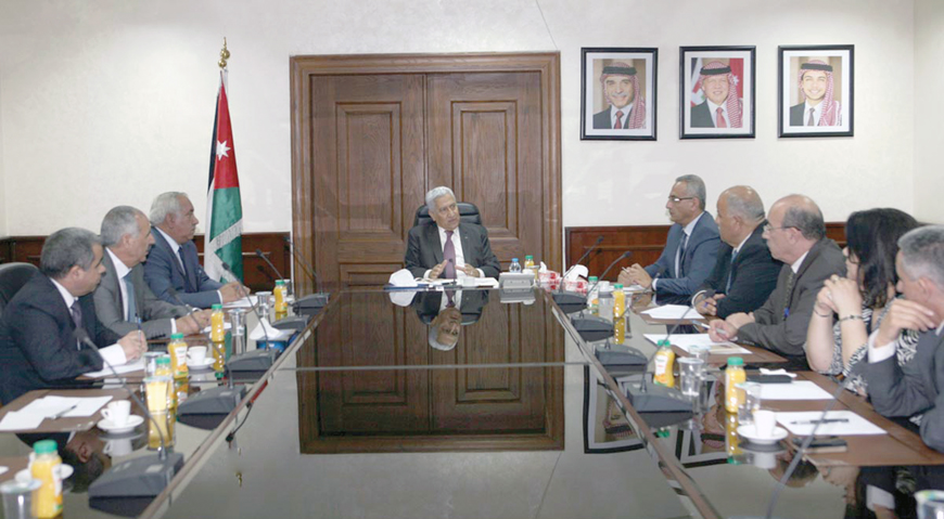 Prime Minister Abdullah Ensour meets with Health Ministry officials in Amman on Tuesday (Petra photo)