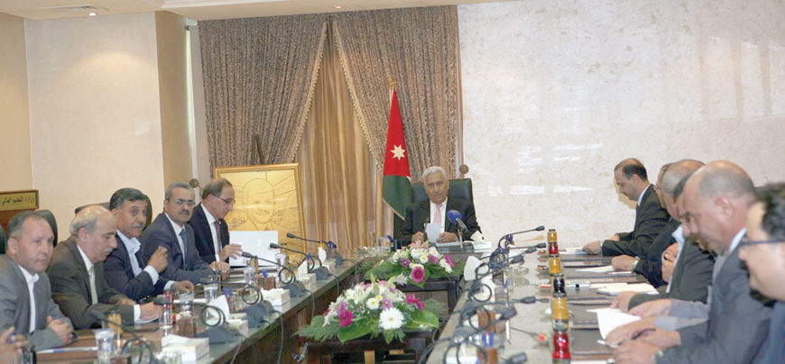 Prime Minister Abdullah Ensour meets with officials at the Higher Education Ministry on Thursday (Petra photo)