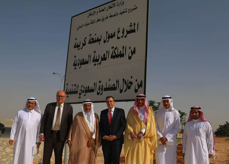 Minister of Planning and International Cooperation Imad Fakhoury and SDF Deputy Chairman and Managing Director Yousef Bin Ibrahim Al Bassam tour the airport road project on Tuesday (Petra photo)