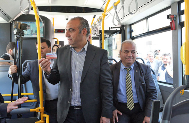 Amman Mayor Yousef Shawarbeh displays an e-card during a media tour of a new bus project on Saturday (Petra photo)