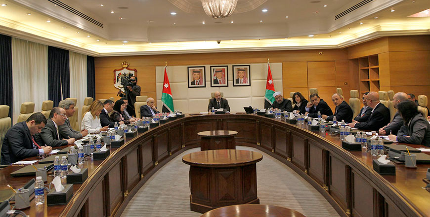  Prime Minister chairs a meeting attended by Deputy Prime Minister Rajai Muasher, Central Bank of Jordan Governor Ziad Fariz and a number of ministers and stakeholders on Saturday (Petra photo)