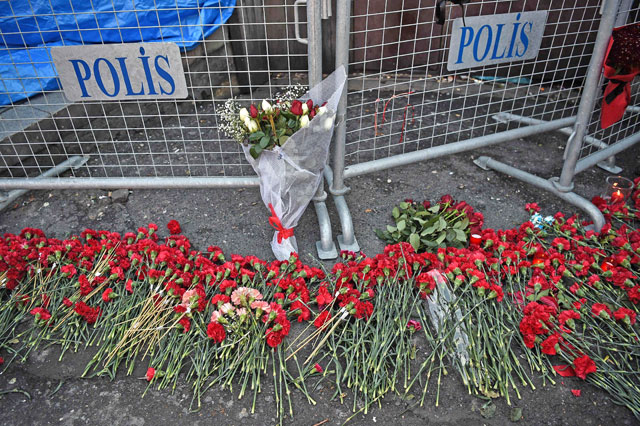 Flowers are laid in front of the Reina nightclub in Istanbul last Monday, one day after a gunman killed 39 people, including Jordanians, in a rampage at the upscale club and restaurant (AFP photo)