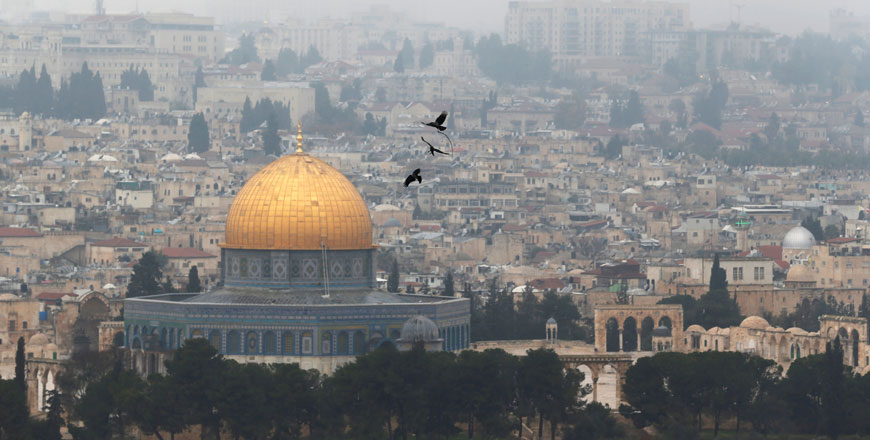 Birds fly on a foggy day near the Dome of the Rock, located in Jerusalem’s Old City on the compound known to Muslims as Noble Sanctuary and to Jews as Temple Mount, Jerusalem, on Tuesday (Reuters photo)