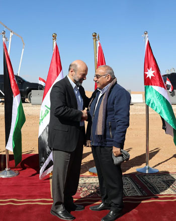 Prime Minister Omar Razzaz meets with Iraqi Premier Adel Abdul Mahdi at the Karameh-Tureibil border crossing between Jordan and Iraq on Saturday (Photo courtesy of Prime Ministry)