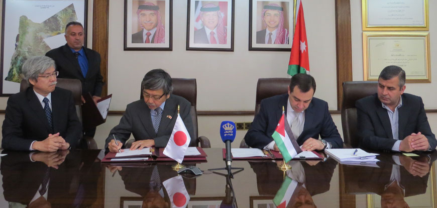 Minister of Planning and International Cooperation Imad Fakhoury and Japanese Ambassador Shuichi Sakurai sign memoranda of understanding on Wednesday (Photo courtesy of Japanese Embassy)