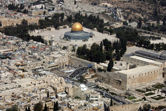 This photo taken on October 2, 2007 shows an aerial view of the Dome of the Rock in Al Haram Al Sharif in Jerusalem's Old City (AFP photo)