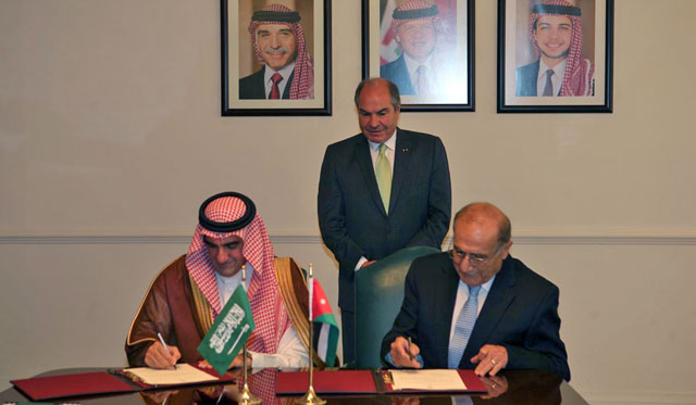 Prime Minister Hani Mulki attends the signing of a MoU between the Kingdom and Saudi Arabia, signed by Deputy Prime Minister for Economic Affairs Jawad Anani (left) and Yasir Al Rumayyan, secretary general of the Saudi Public Investment Fund, in Amman on Thursday  (Petra photo)