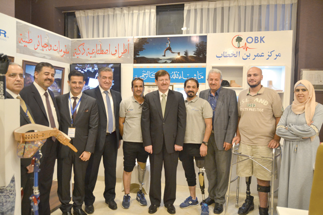 Minister of Health Mahmoud Sheyyab inaugurates the prosthetics exhibition on the sidelines of the third International Conference on Limb Salvage Surgery and Sarcoma (Photo by Ana V. Ibáñez Prieto)