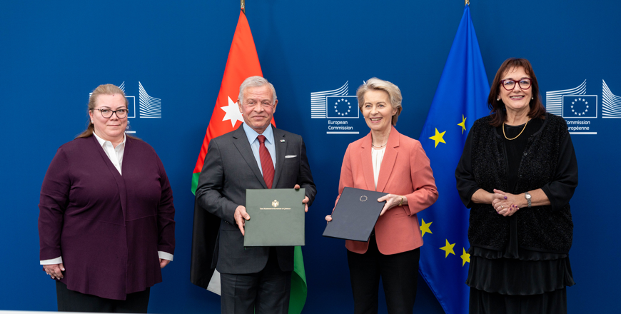 His Majesty King Abdullah and European Commission President Ursula von der Leyen in Brussels on Wednesday witness the signing of the Joint Declaration on the Strategic and Comprehensive Partnership between Jordan and the European Union (Photo courtesy of Royal Court)