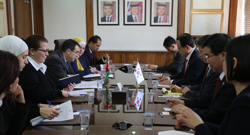 Minister of Planning and International Cooperation Imad Fakhoury holds talks with Korea International Cooperation Agency President Kim Young-mok and an accompanying delegation in Amman last Thursday (Photo courtesy of Ministry of Planning and International Cooperation)