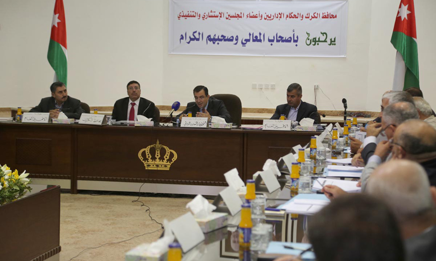 Planning and International Cooperation Minister Imad Fakhoury speaks on Monday to representatives of various sectors in Karak Governorate, which has a population of around 260,400 according to the Department of Statistics’ 2014 estimates (Petra photo)