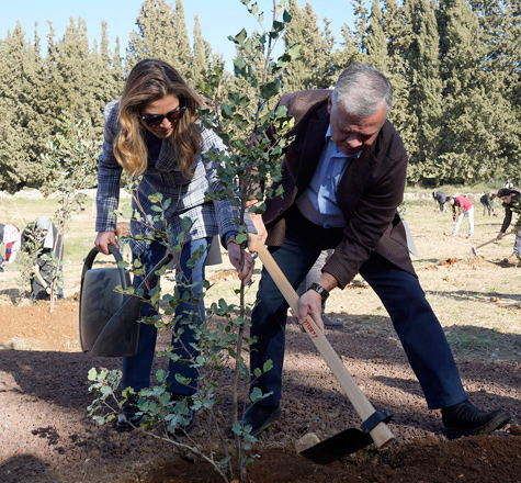Their Majesties King Abdullah and Queen Rania plant trees at the Kamalieh Forest on the occasion of Arbour Day on Tuesday (Photo courtesy of Royal Court)