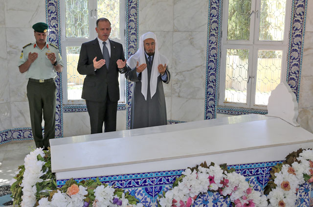 HRH Prince Feisal, the Regent, visits the tomb of King Talal on Thursday (Photo courtesy of Royal Court)