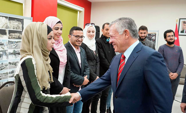 His Majesty King Abdullah meets with students during a visit to the Hashemite University on Wednesday (Photo courtesy of Royal Court)
