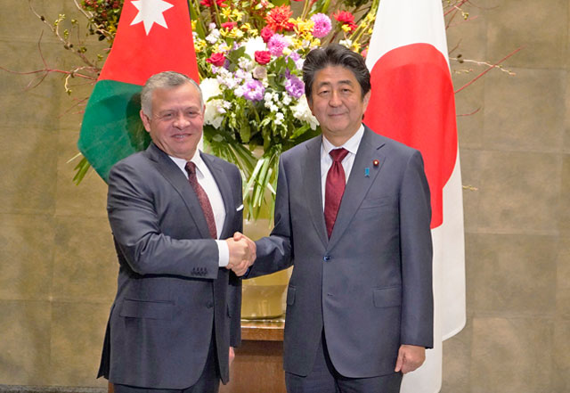 His Majesty King Abdullah meets with Japanese Prime Minister Shinzo Abe in Tokyo on Tuesday (Photo courtesy of Royal Court)