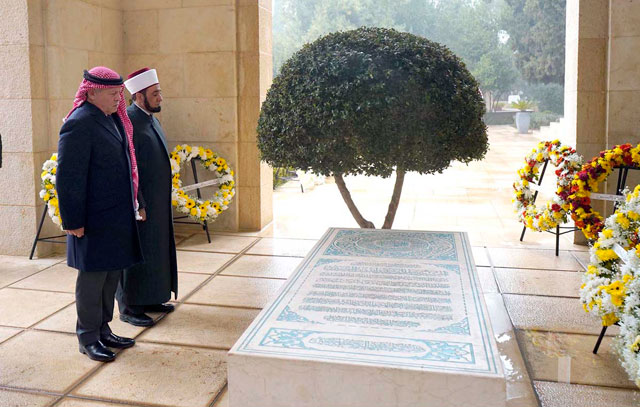 His Majesty King Abdullah visits the tomb of the late King Hussein on Thursday (Photo courtesy of Royal Court)