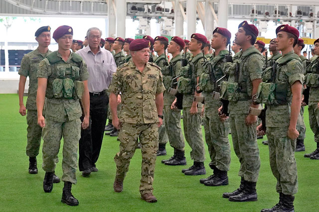   His Majesty King Abdullah visits the Singapore Armed Forces Commandos at Pasir Ris Camp on Wednesday (Photo courtesy of Royal Court)