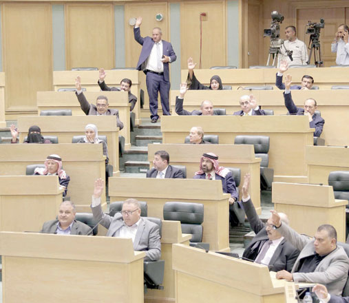 Members of the Lower House vote on the 2019 amendments to the Social Security Law on Sunday (Petra photo)