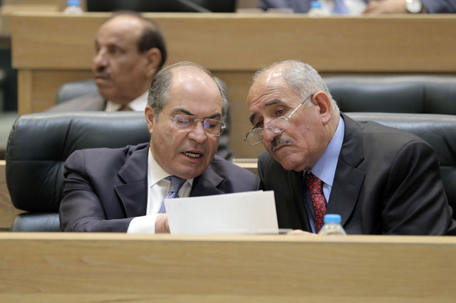 Prime Minister Hani Mulki speaks to Deputy Prime Minister for Services and Minister of Education Mohammad Thneibat during a Lower House session on Tuesday (Photo by Osama Aqarbeh)