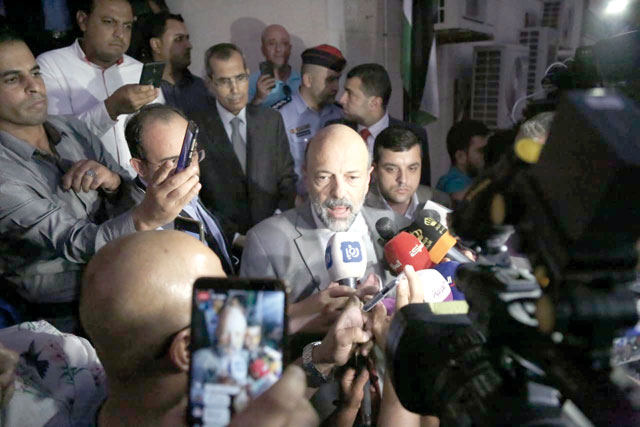 Prime Minister Omar Razzaz speaks to the press on Wednesday after attending part of a meeting betweern the Jordan Teachers Association and a ministerial team over ending teachers' two-week strike (Petra photo)
