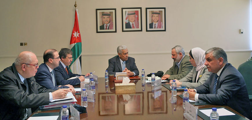 Prime Minister Abdullah Ensour and several ministers meet with members of the Lower House-based Mubadara group in Amman, on Wednesday (Petra photo)