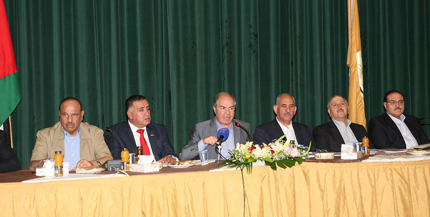 Prime Minister Hani Mulki and a ministerial team meet local community leaders in Maan on Monday (Petra photo)